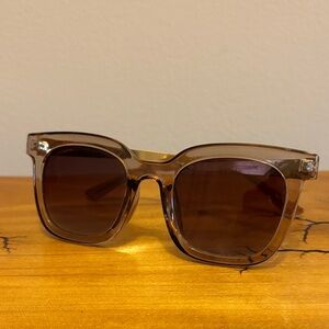 FRYE AND CO. Transparent Brown Square Sunglasses